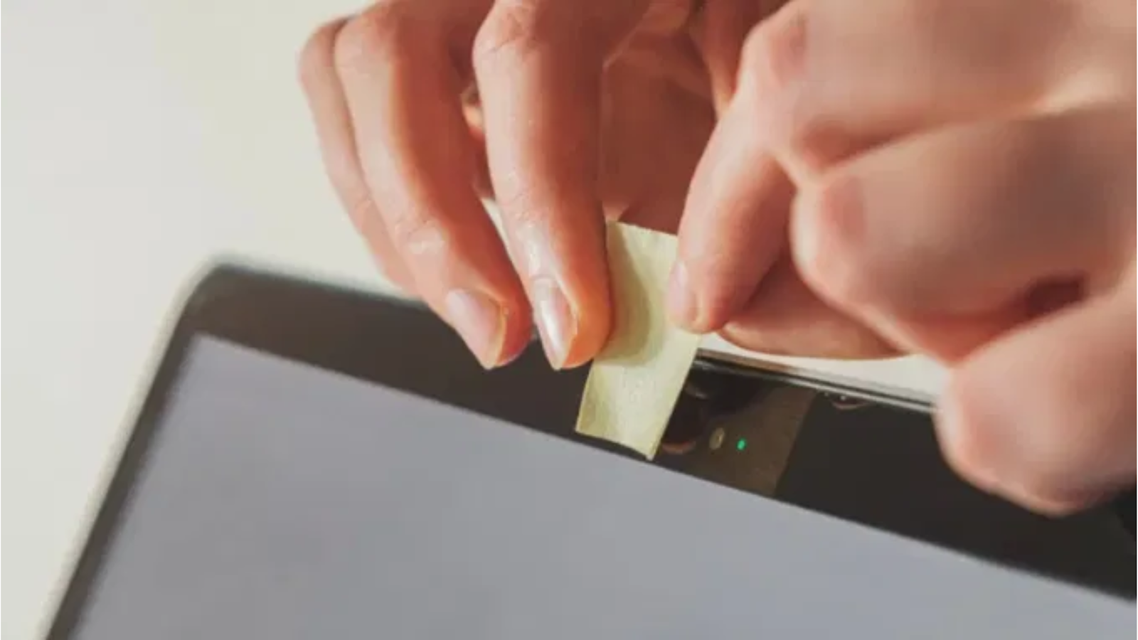 Có nên sử dụng miếng dán che webcam MacBook không?
